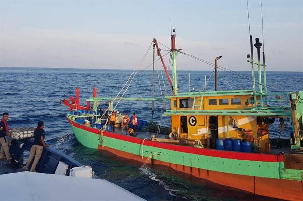 Maling Ikan di Perairan...