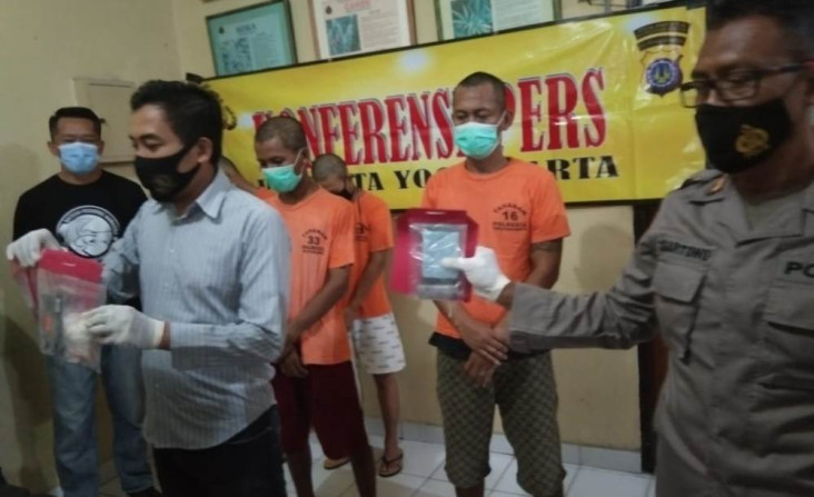 Edarkan Ganja, Dua Pemuda...