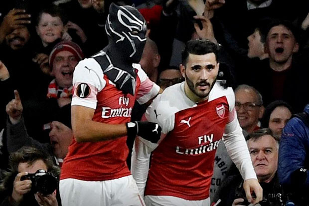 Oezil di Pihak Aubameyang...