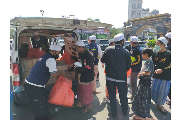 1.000 Bungkus Nasi Dibagikan...