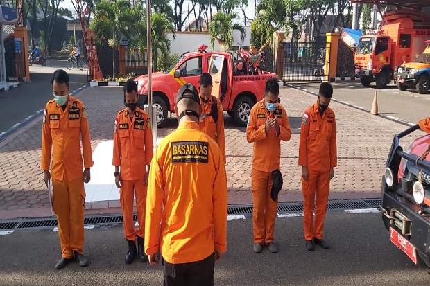 Digulung Ombak saat...