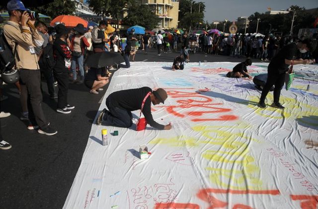 Ribuan Demonstran Desak...