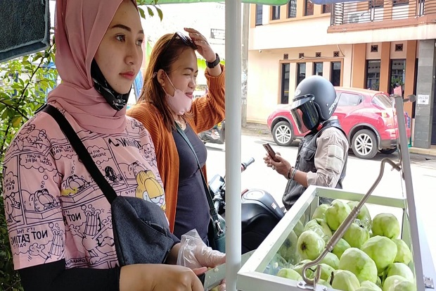 Viral, Penjual Rujak...