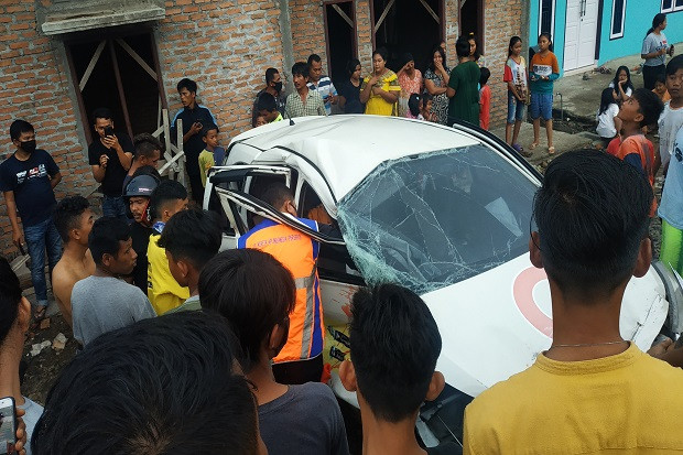 Kereta Api Hajar Taksi...