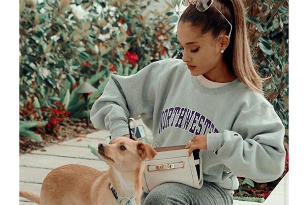 Ariana Grande Buka Pusat...