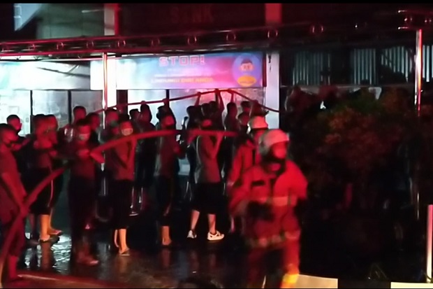 Ada Percikan Api, Gedung...