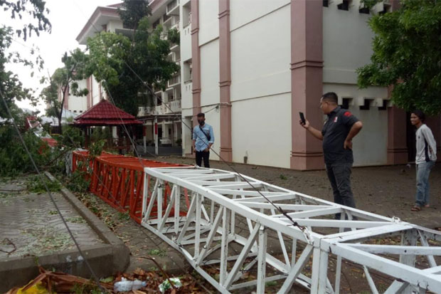 Hujan Disertai Angin...