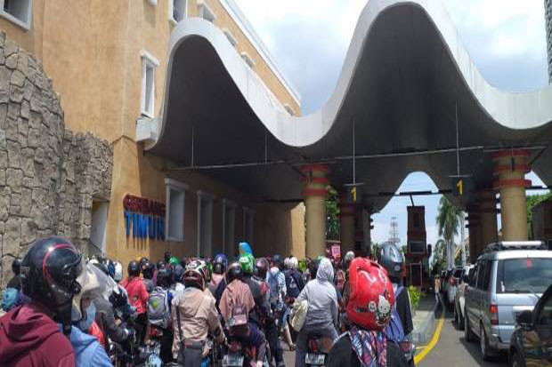 Dipadati Pengunjung,...