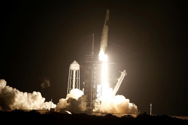 SpaceX Luncurkan Empat...