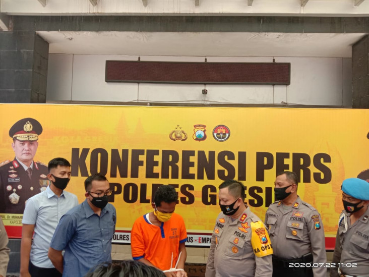 Anak Tiri Pembunuh Takmir...