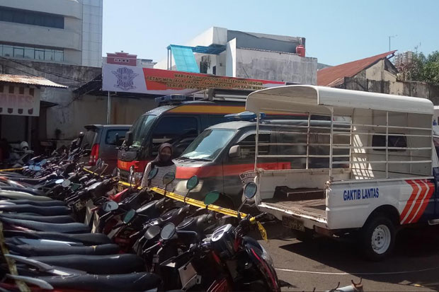 Puluhan Sepeda Motor...