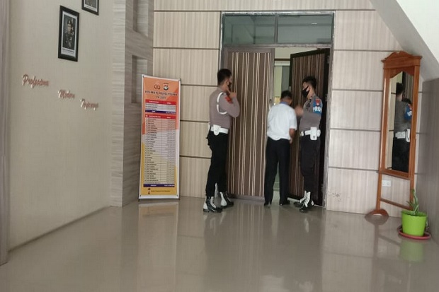 KPK Periksa Sejumlah...