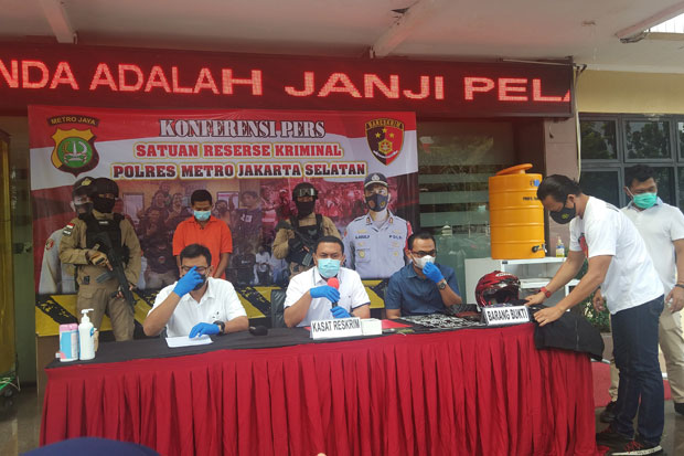 53 Kali Beraksi, Pencuri...