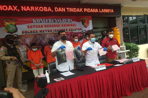 Polisi Ciduk Lima Orang...