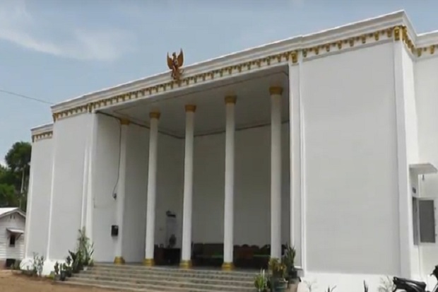 Wah!, Kantor Desa di...