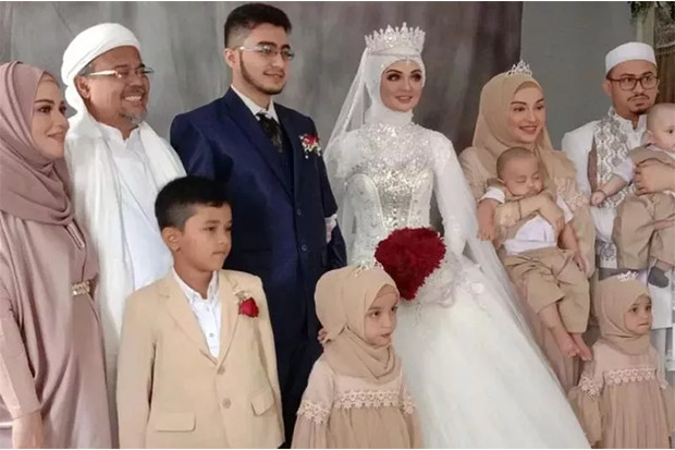 Gaun Pengantin Internasional...