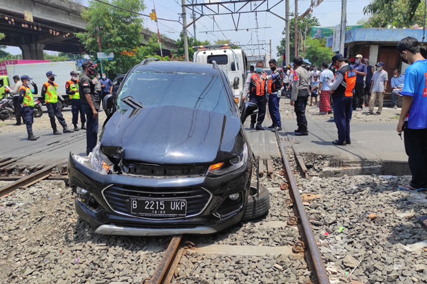 KRL Tabrak Minibus di...