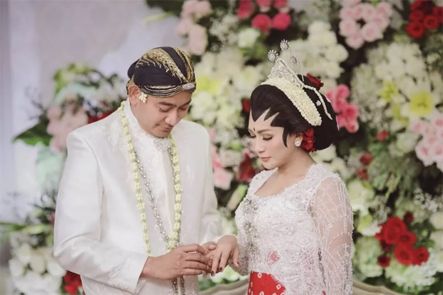 Berbusana Adat di Foto...