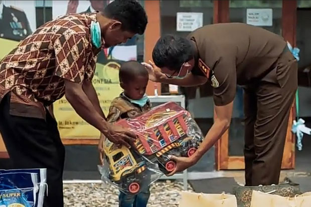 Kejari Beri Bantuan...
