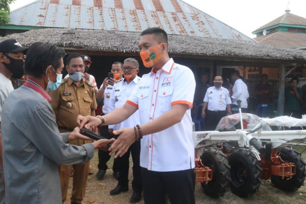 FKJ Serahkan Hand Traktor...