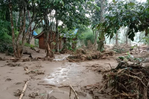 Banjir Bandang Sapu...
