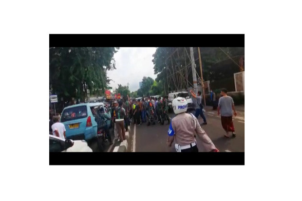 TNI-Polri Copot Spanduk...