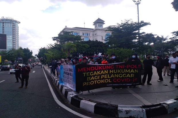 Sejumlah Pemuda dan...