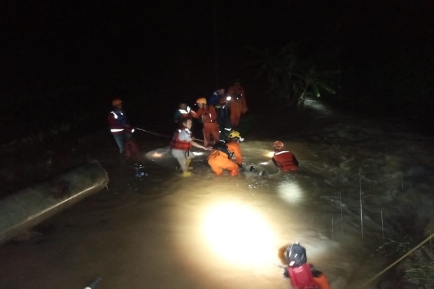 Banjir Bandang Landa...
