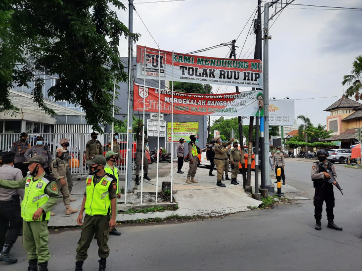 Dikawal TNI/Polri, Satpol...