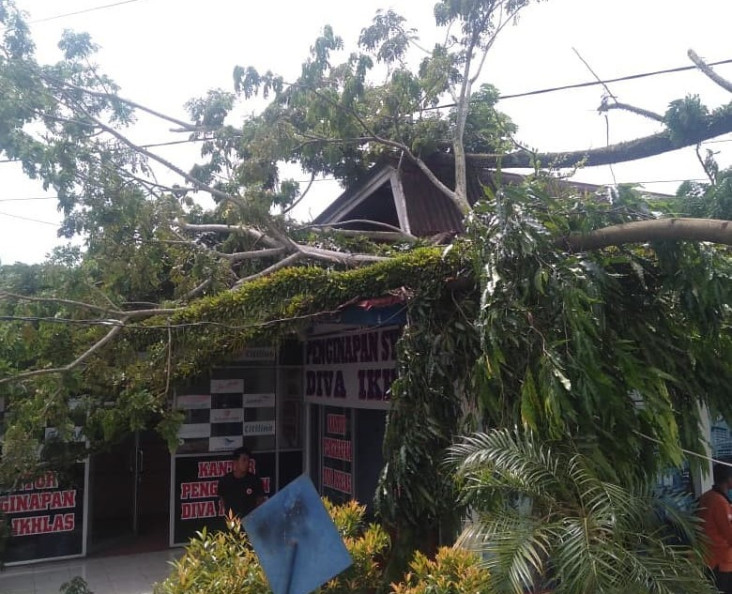 Belasan Rumah di Padang...