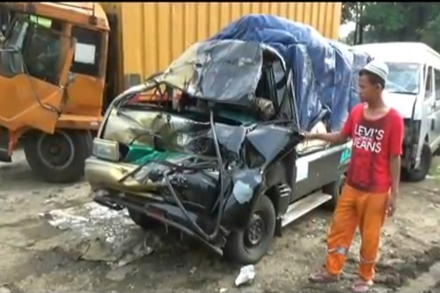 Tabrak Truk di Tol Purbaleunyi,...