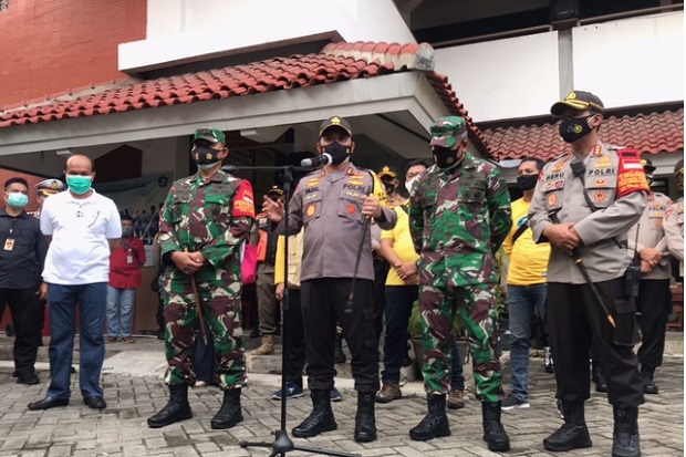Datangi Petamburan,...