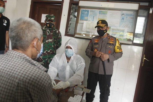 Warga Petamburan Tolak...