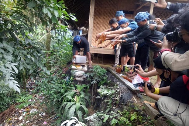 Masyarakat Adat Suku...