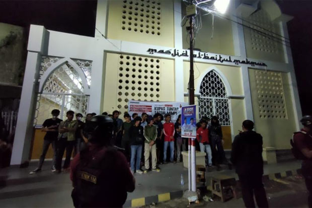 33 Pemuda di Makassar...