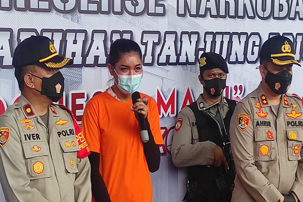 Sambil Menangis, Millen...