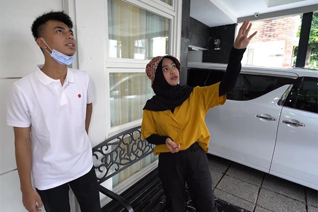 Mobil Mewahnya Dipinjam...