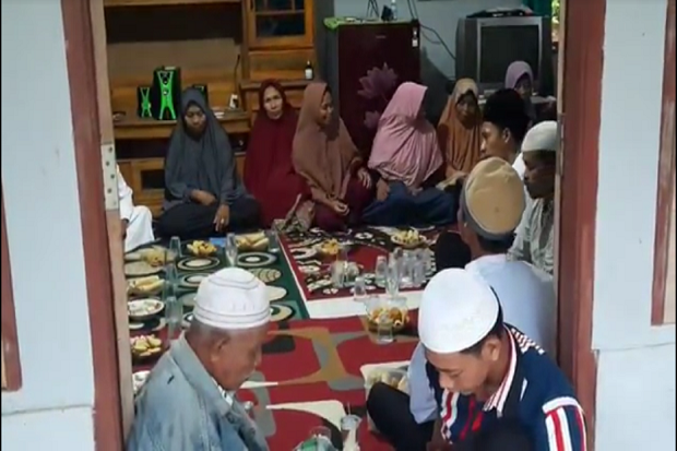 2 Penambang Emas Asal...