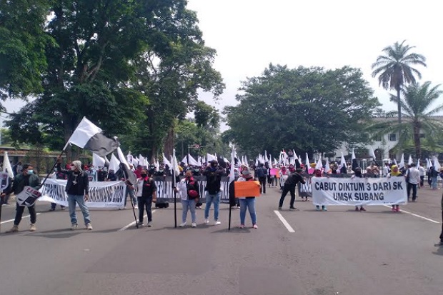 Protes Kebijakan Gubernur...