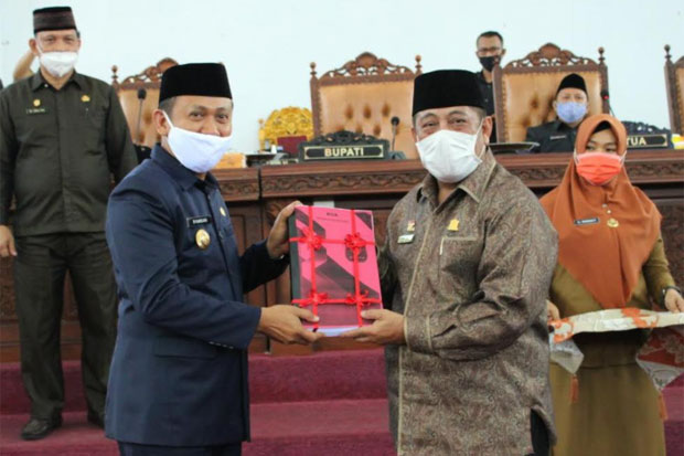 Bupati Takalar Serahkan...