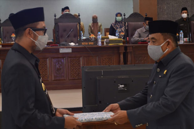 Bupati Serahkan Ranperda...
