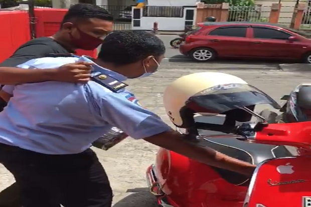 Astaga, Sipir Lapas...