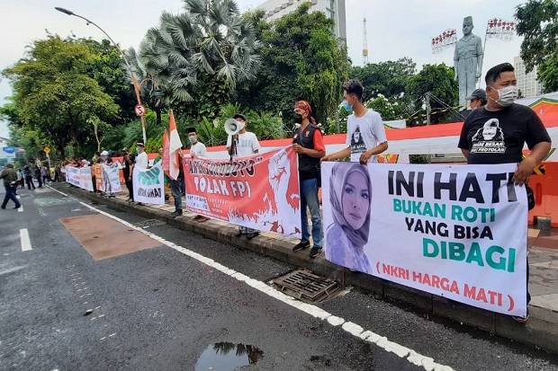 Ada Nikita Mirzani Berhijab,...