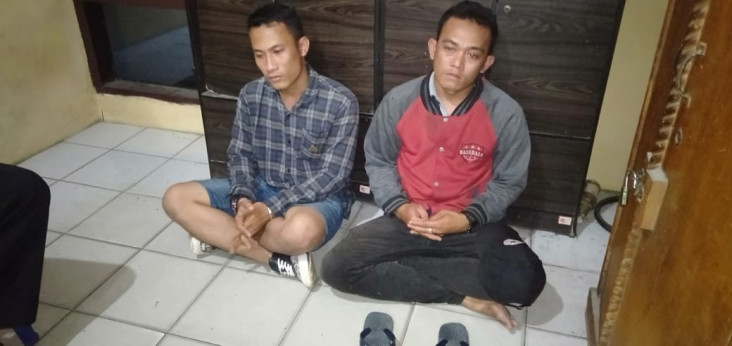 Pasang Spanduk Tolak...