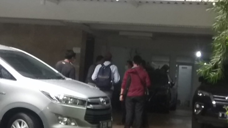 Penyidik KPK Geledah...
