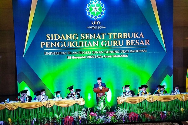 Kukuhkan Guru Besar...