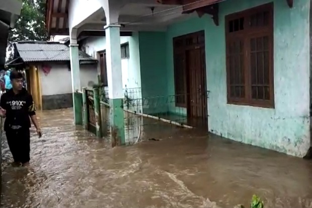 Sungai Cikuya Meluap,...