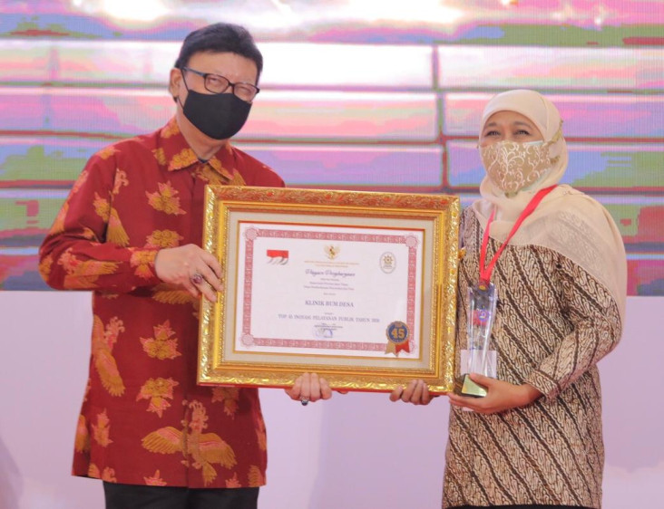 Terima Dua Penghargaan,...
