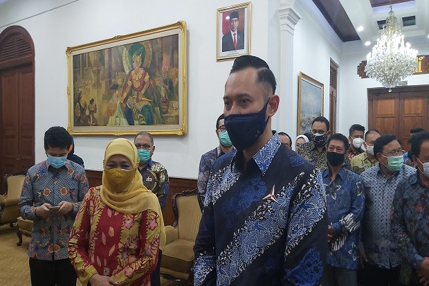 Makan Siang di Gedung...