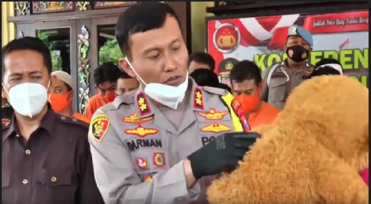 Kelabui Polisi, Ibu...